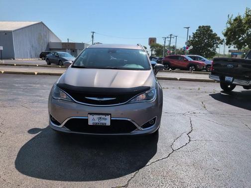 Gold 2018 Chrysler Pacifica Touring-L