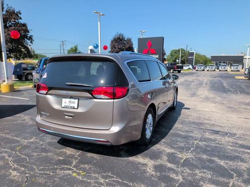 Gold 2018 Chrysler Pacifica Touring-L