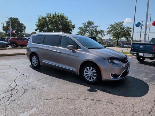 Gold 2018 Chrysler Pacifica Touring-L