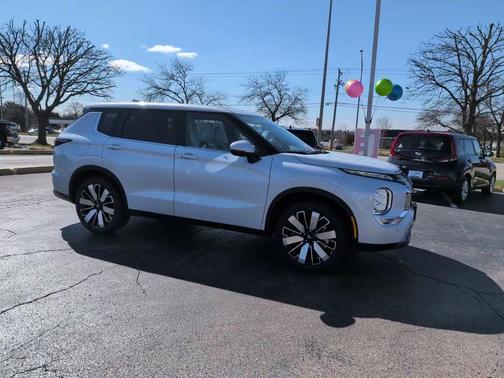 Diamond White 2026 Mitsubishi Outlander SE 2.5 S-AWC