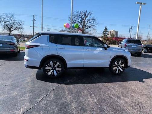 Diamond White 2026 Mitsubishi Outlander SE 2.5 S-AWC