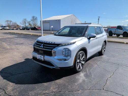 Diamond White 2026 Mitsubishi Outlander SE 2.5 S-AWC