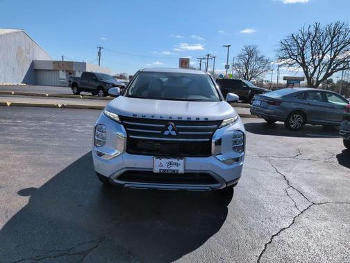 Diamond White 2026 Mitsubishi Outlander SE S-AWC