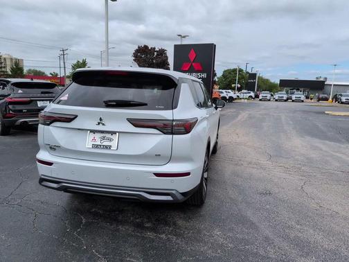 Diamond White 2026 Mitsubishi Outlander SE S-AWC