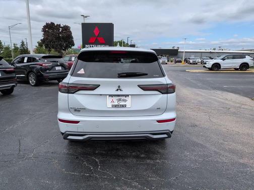 Diamond White 2026 Mitsubishi Outlander SE S-AWC