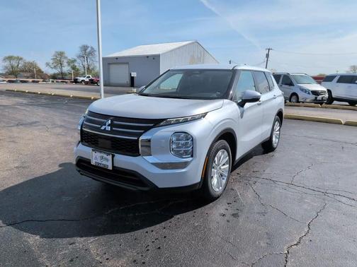 Diamond White 2026 Mitsubishi Outlander ES 2.5 S-AWC