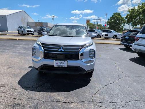 Diamond White 2026 Mitsubishi Outlander ES S-AWC