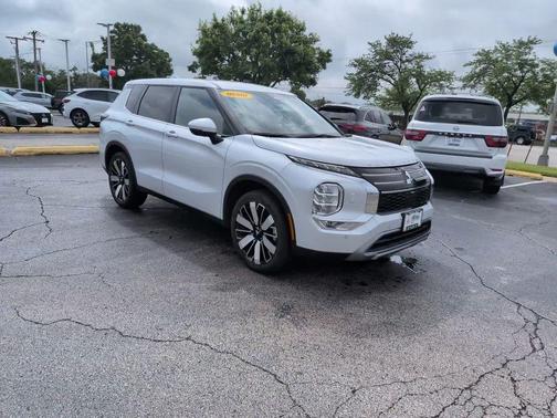 Diamond White 2026 Mitsubishi Outlander SE S-AWC