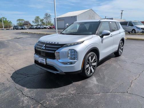 Diamond White 2026 Mitsubishi Outlander SE 2.5 S-AWC