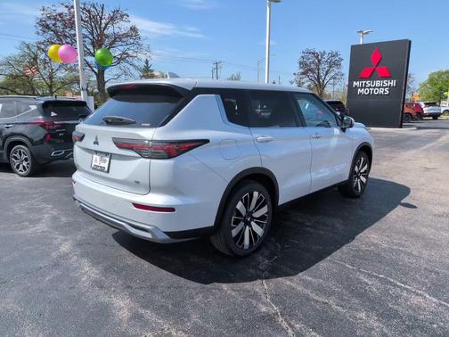 Diamond White 2026 Mitsubishi Outlander SE 2.5 S-AWC