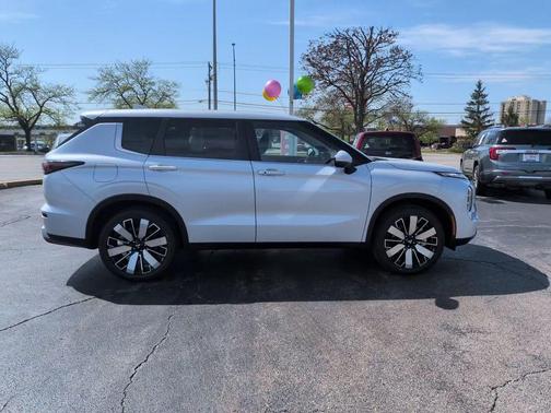 Diamond White 2026 Mitsubishi Outlander SE 2.5 S-AWC