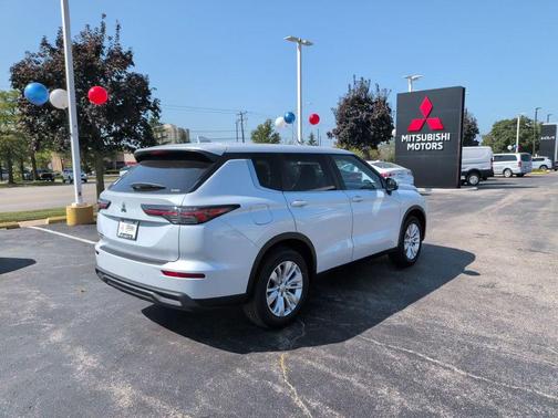 Diamond White 2026 Mitsubishi Outlander ES S-AWC