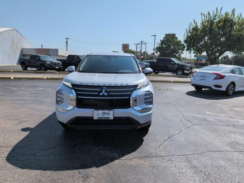 Diamond White 2026 Mitsubishi Outlander ES S-AWC