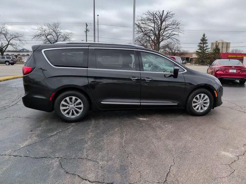 2018 Chrysler Pacifica Touring-L