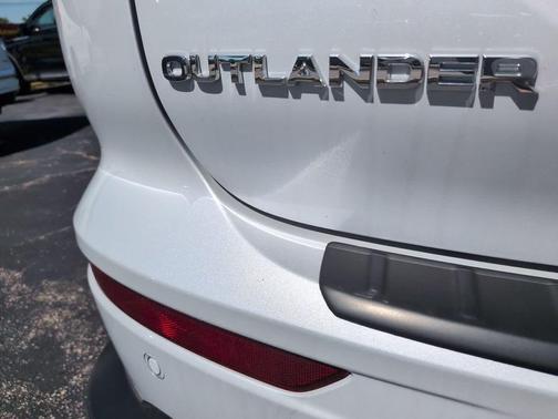 Diamond White 2026 Mitsubishi Outlander Trail Edition S-AWC