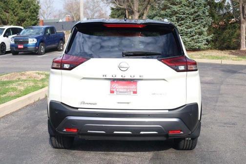 2 Tone White / Black Roof 2023 Nissan Rogue SL