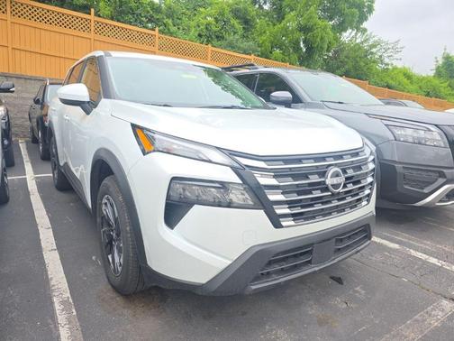 Everest White P 2025 Nissan Rogue SV
