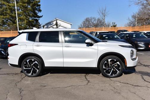 2024 Mitsubishi Outlander SE