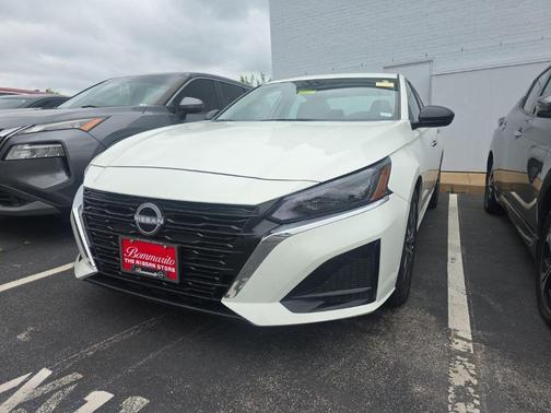 Glacier White 2025 Nissan Altima SV