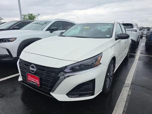 Glacier White 2025 Nissan Altima SV