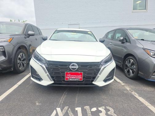 Glacier White 2025 Nissan Altima SV