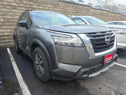 2023 Nissan Pathfinder SL