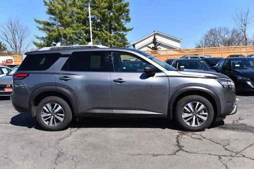 2024 Nissan Pathfinder SL