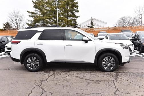 2025 Nissan Pathfinder SV