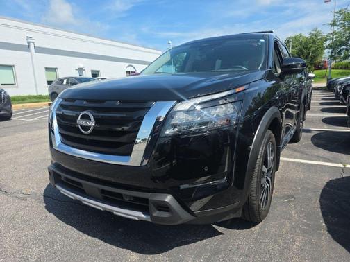 Super Black 2025 Nissan Pathfinder Platinum
