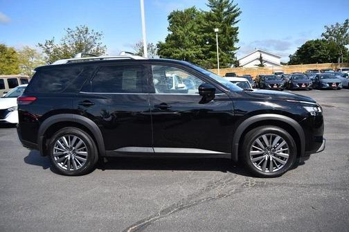 2024 Nissan Pathfinder SL