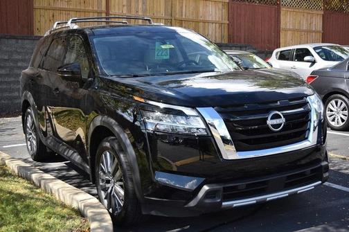 2024 Nissan Pathfinder SL