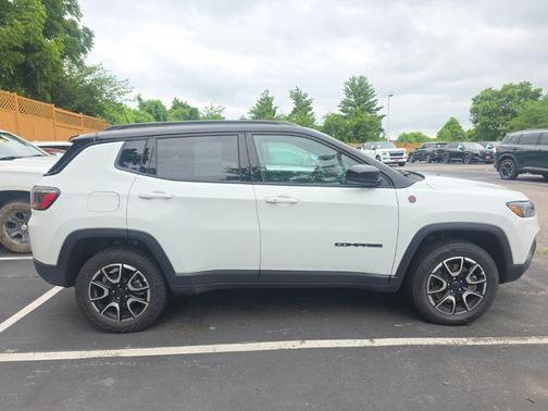 Bright White Clearcoat 2025 Jeep Compass Trailhawk