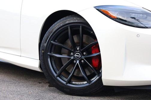 Pearl White Tricoat / Super Black 2025 Nissan Z Performance