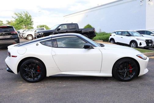 Pearl White Tricoat / Super Black 2025 Nissan Z Performance