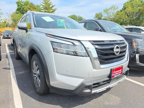 2023 Nissan Pathfinder SL