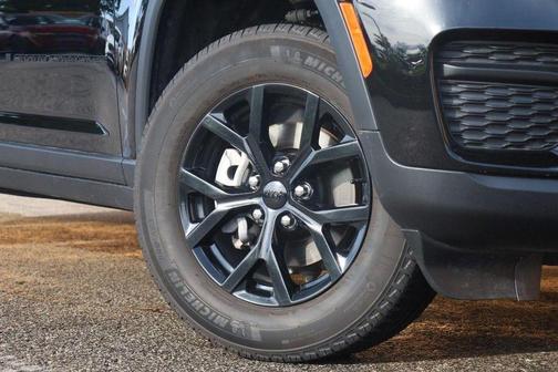 Diamond Black 2025 Jeep Grand Cherokee Laredo
