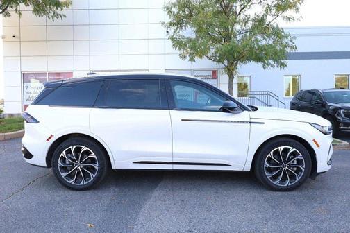 White Platinum Clearcoat Metallic 2025 Lincoln Nautilus Reserve