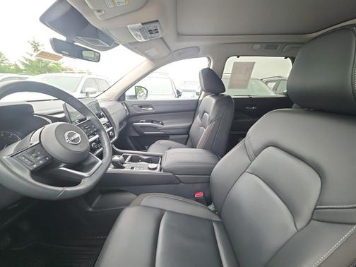 Pearl 2025 Nissan Pathfinder SL