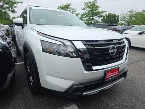 Pearl 2025 Nissan Pathfinder SL