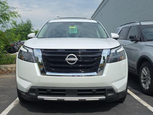 Pearl 2025 Nissan Pathfinder SL