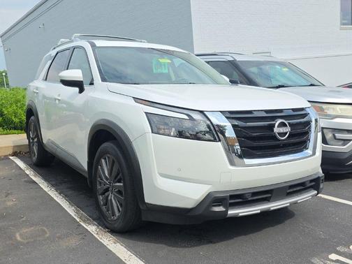 Pearl 2025 Nissan Pathfinder SL