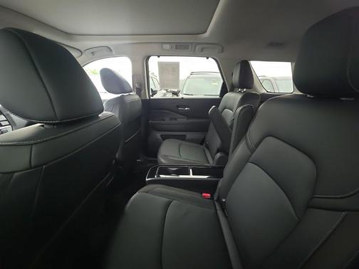 Pearl 2025 Nissan Pathfinder SL