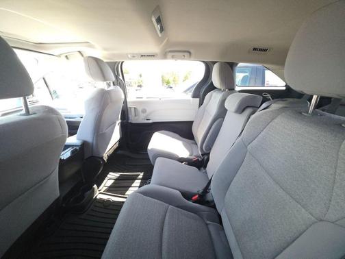 Ice 2025 Toyota Sienna LE