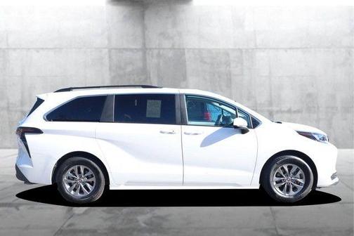 Ice 2025 Toyota Sienna LE