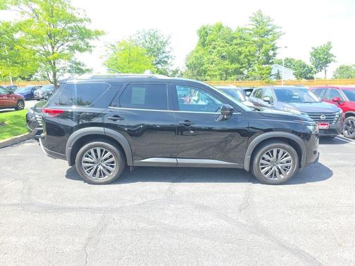 Super Black 2025 Nissan Pathfinder SL