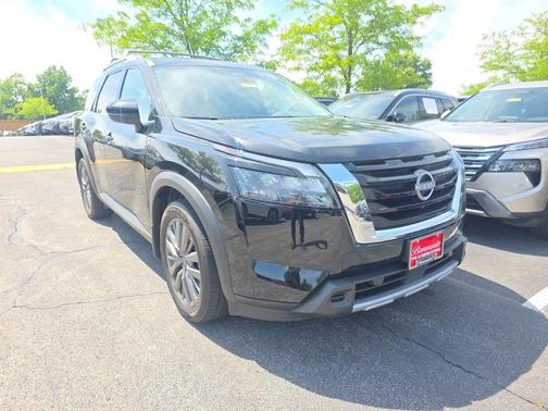 Super Black 2025 Nissan Pathfinder SL