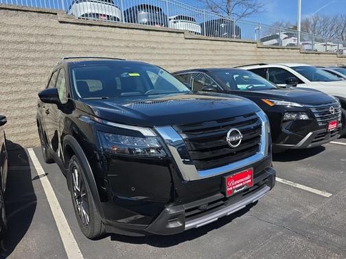 2025 Nissan Pathfinder SL