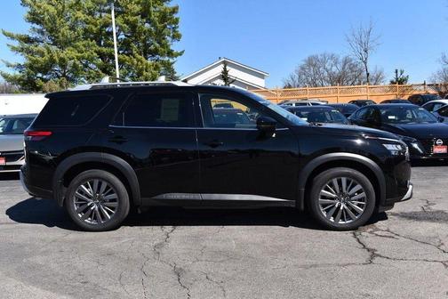 2025 Nissan Pathfinder SL