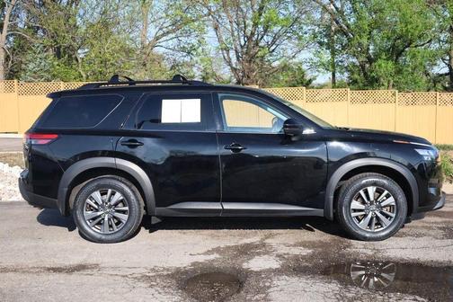 2023 Nissan Pathfinder SV
