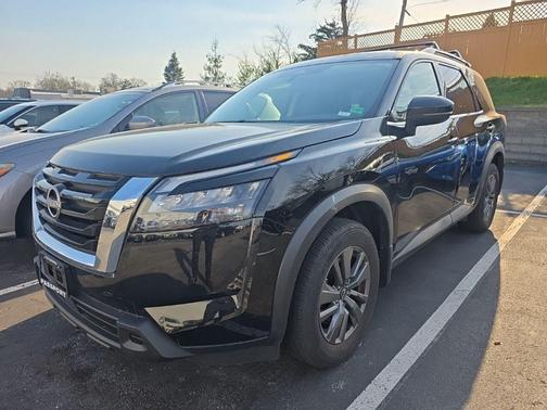 2023 Nissan Pathfinder SV